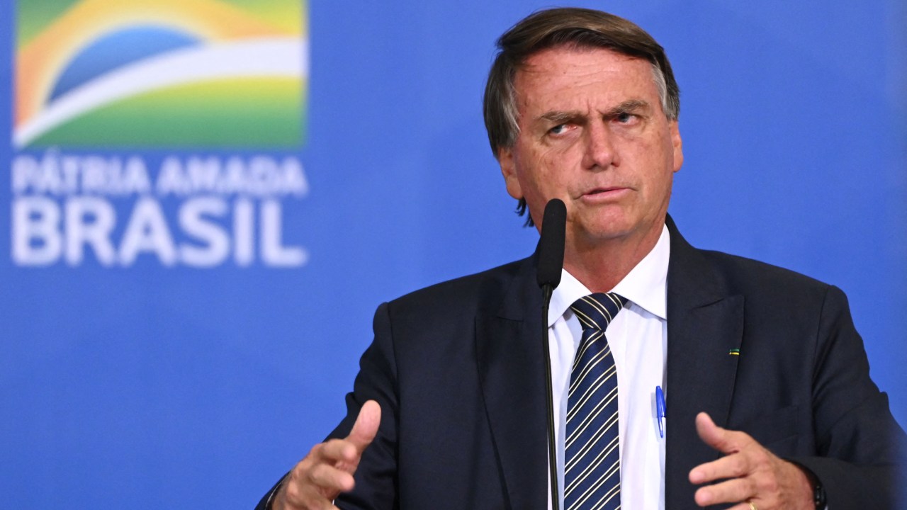 Brazilian President Jair Bolsonaro speaks during an act in defense of freedom of expression at Planalto Palace in Brasilia, on April 27, 2022. - Brazilian President Jair Bolsonaro defended his decision to grant a pardon to a controversial ally convicted of attacking democratic institutions, saying "I free people who are innocent." The far-right president has come in for criticism since pardoning Congressman Daniel Silveira, a day after the Supreme Court sentenced the 39-year-old lawmaker to eight years and nine months in prison for his role leading a movement calling for the court to be overthrown. (Photo by EVARISTO SA / AFP)