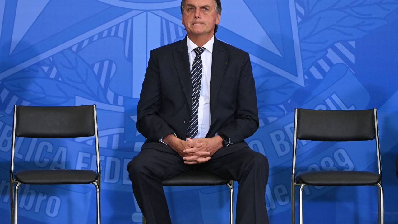 Brazilian President Jair Bolsonaro attends an act in defense of freedom of expression at Planalto Palace in Brasilia, on April 27, 2022. - Brazilian President Jair Bolsonaro defended his decision to grant a pardon to a controversial ally convicted of attacking democratic institutions, saying "I free people who are innocent." The far-right president has come in for criticism since pardoning Congressman Daniel Silveira, a day after the Supreme Court sentenced the 39-year-old lawmaker to eight years and nine months in prison for his role leading a movement calling for the court to be overthrown. (Photo by EVARISTO SA / AFP)