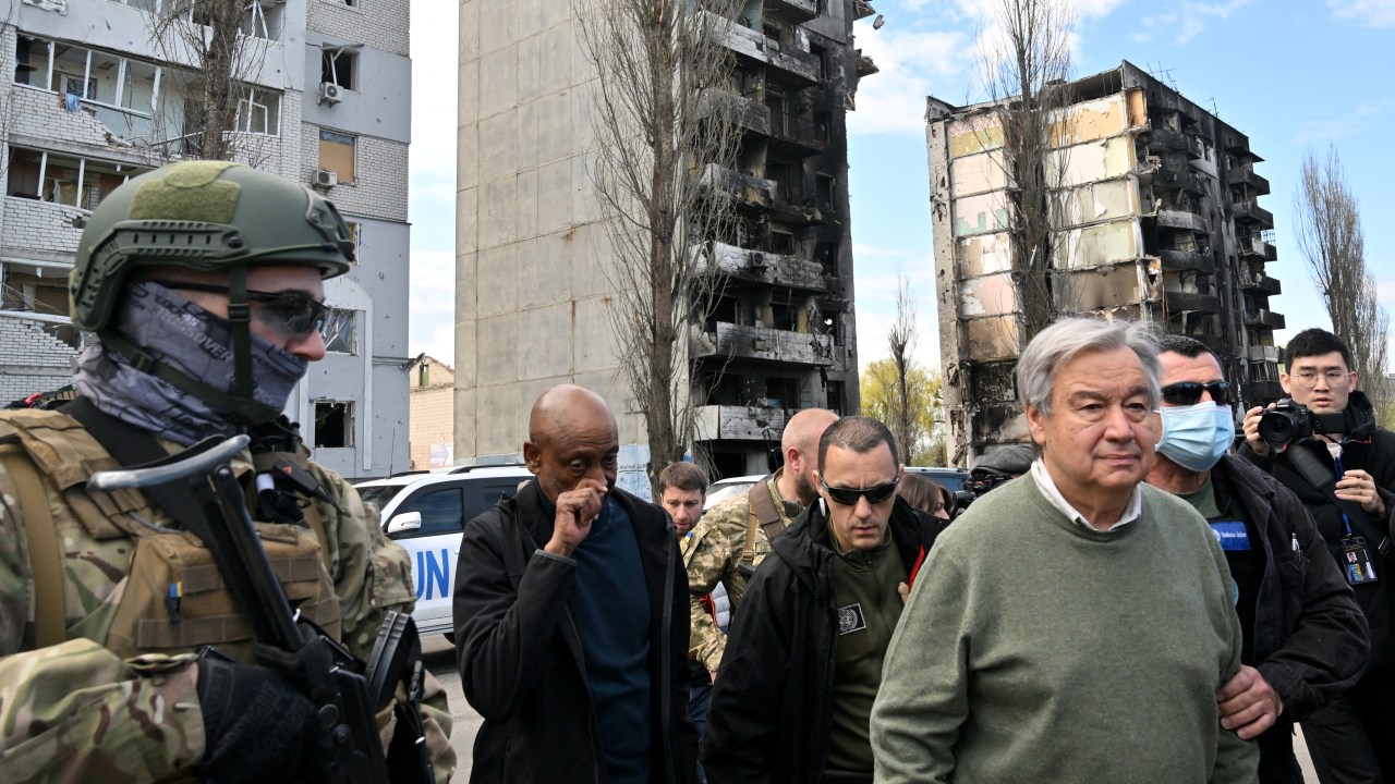 Antonio Guterres, secretário-geral da ONU, caminhou pelos escombros de Borodianka, Bucha e Irpin, em Kiev, chamando o que viu de "absurdo" // 28/04/2022