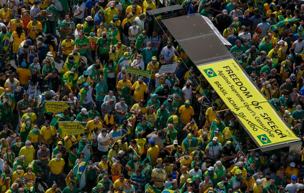 People take part in a demonstration in support of Brazilian President Jair Bolsonaro in Sao Paulo, Brazil, on September 7, 2021, on Brazil's Independence Day. - Fighting record-low poll numbers, a weakening economy and a judiciary he says is stacked against him, President Jair Bolsonaro has called huge rallies for Brazilian independence day Tuesday, seeking to fire up his far-right base. (Photo by Miguel SCHINCARIOL / AFP)