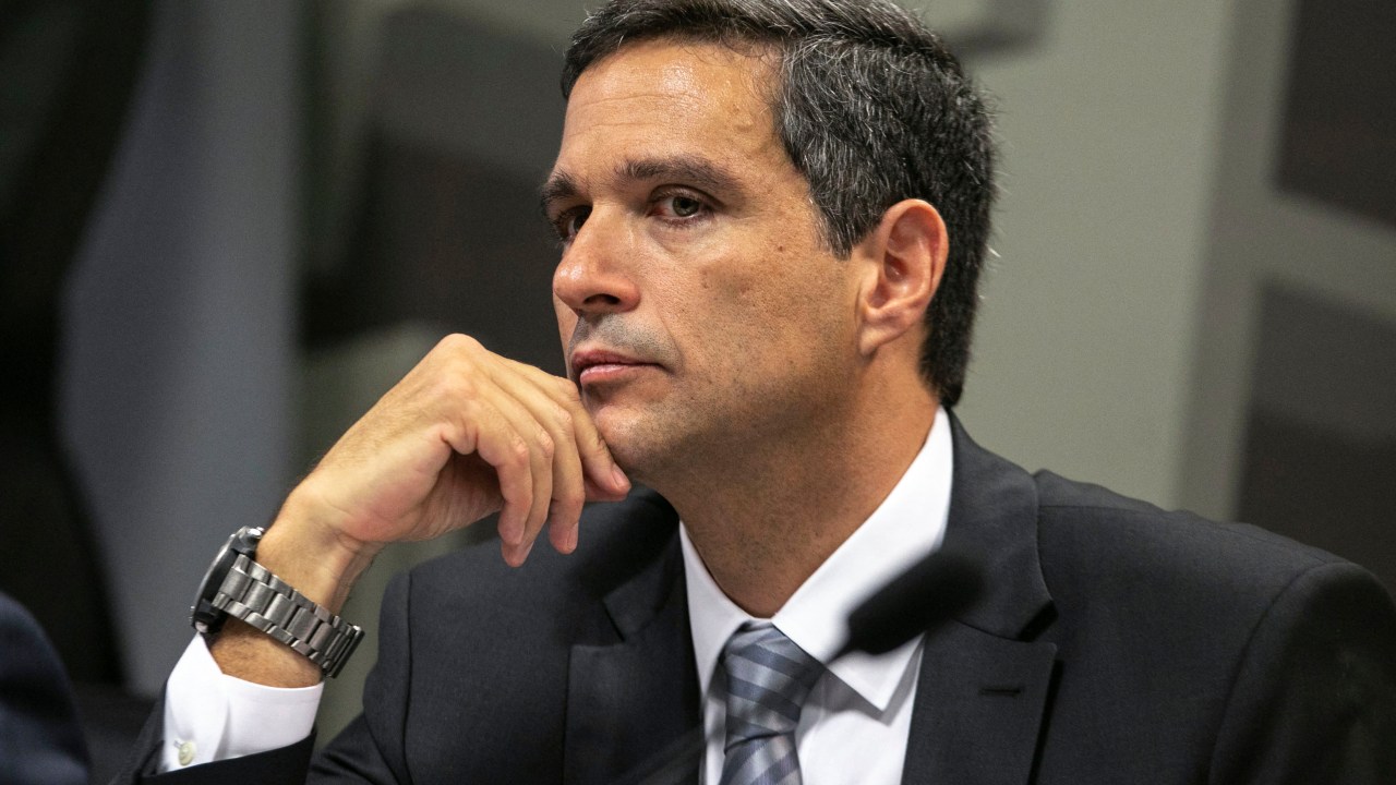 (FILES) In this file photo taken on February 26, 2019 Brazilian Senior banking executive Roberto Campos Neto, who was nominated by Brazil's President Jair Bolsonaro for the presidency of Brazil's Central Bank, gestures during a meeting of the Brazilian Federal Senate Economic Affairs Committee (CAE) in Brasilia. - The president of Brazil's Central Bank, Roberto Campos Neto, mentioned in the "Pandora Papers" media investigation exposing world leaders' use of tax havens, assured on October 4, 2021 that his personal assets were "built over 22 years of work in the financial market" and that since he took office as a public official he has not made any movements in his accounts abroad. (Photo by Sergio LIMA / AFP)