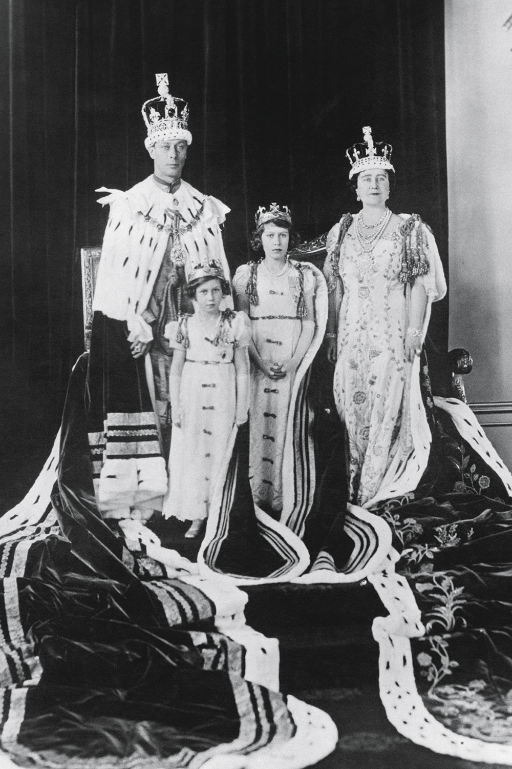 ACASO - George VI e família (Elizabeth no meio): a abdicação o levou ao trono -