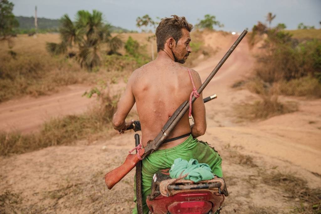ROTINA DO MEDO - Morador armado na zona rural: o local tem ocorrência de crimes variados -