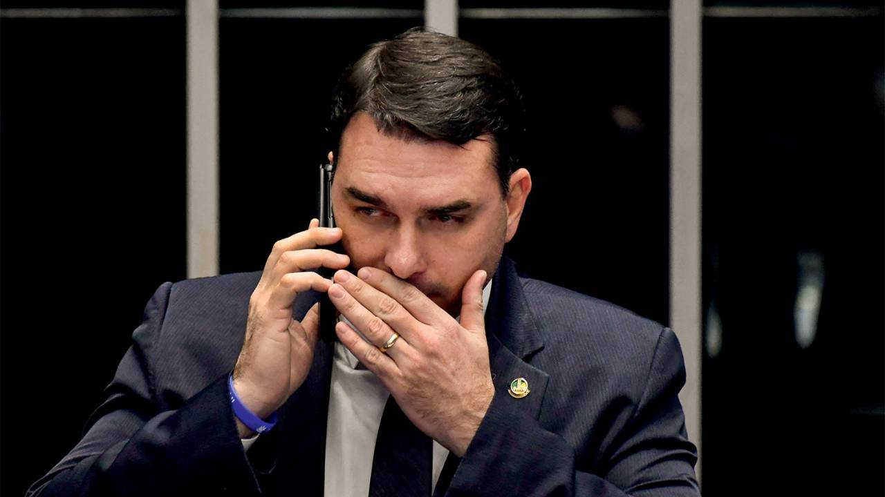PODEROSO CHEFÃO - Flávio Bolsonaro: costuras e preocupação com o pupilo -