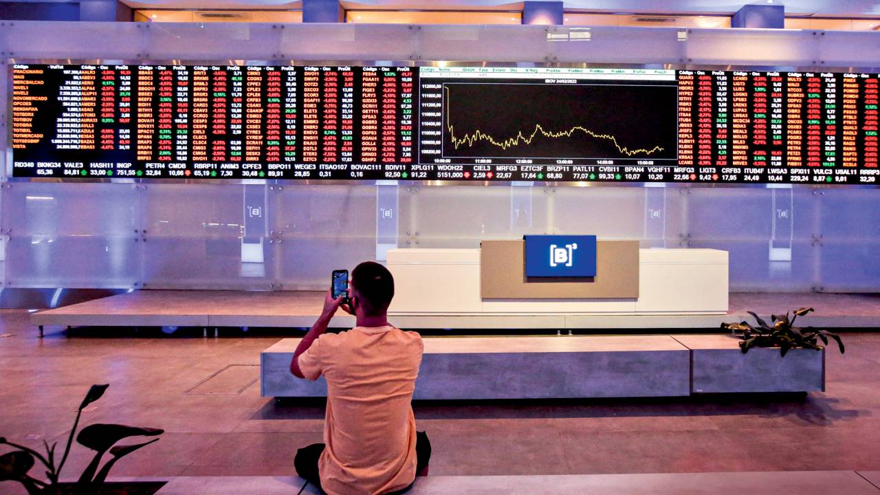 SP - Sao Paulo - 02/24/2022 - SAO PAULO, STOCK EXCHANGE MOVEMENT - Financial Market Movement on Thursday afternoon (24) at the headquarters of the Stock Exchange (B3) in downtown Sao Paulo, in amid Russian attacks on Ukraine in Eastern Europe. Photo: Suamy Beydoun/AGIF (Photo by Suamy Beydoun / AGIF / AGIF via AFP)