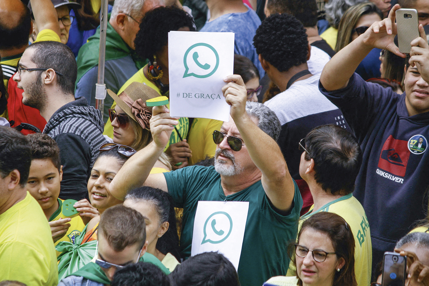 NO BRASIL - Apoiadores de Bolsonaro: defesa do WhatsApp na última eleição -