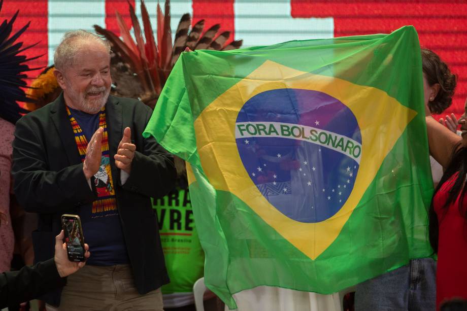 O ex-presidente Luiz Inácio Lula da Silva, participa de uma reunião com milhares de indígenas, a quem pediu que participem da elaboração de seu plano de governo , em Brasília. -