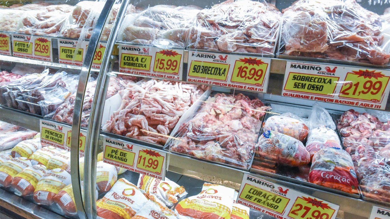 Movimentação no Mercado Municipal de Osasco (SP), nesta sexta-feira (17). O preço do quilo da carne e frango vem subindo; o do pé do frango teve uma alta de mais de 100% e, mesmo assim, tornou-se opção de compra para os brasileiros. Romeo Campos/Futura Press