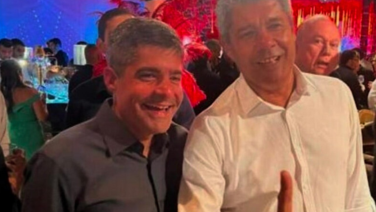 ACM Neto e Jerônimo Rodrigues seu adversário do PT na disputa pelo governo da Bahia, numa festa em Salvador na sexta-feira -