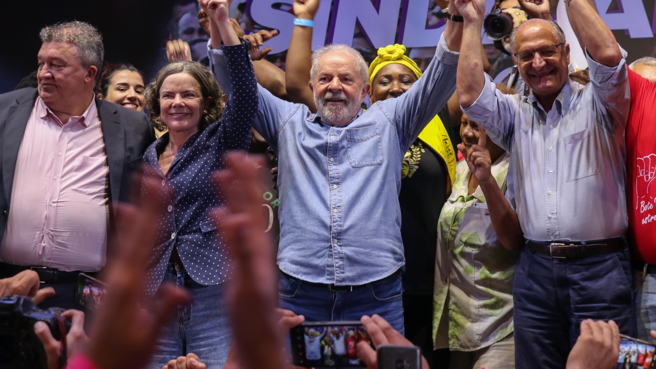 O ex-presidente Lula, acompanhado de Geraldo Alckmin, participa de encontro com sindicalistas na Casa de Portugal em São Paulo, nesta quinta-feira //