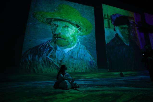 Público acompanha a exposição "Beyond Van Gogh", em São Paulo -