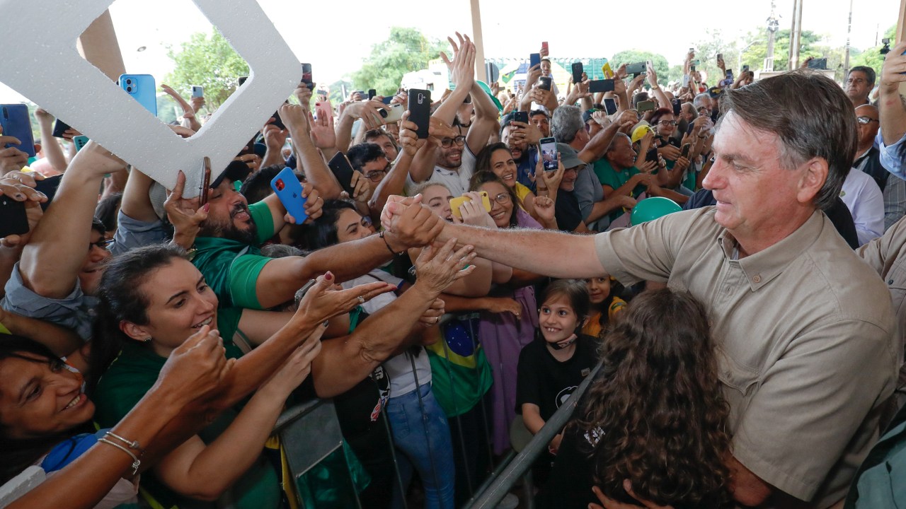 (Araguaina - TO, 22/03/2022) Presidente da República Jair Bolsonaro, recebe os cumprimentos de populares durante visita ao aeroporto de Araguaina.Foto: Alan Santos/PR