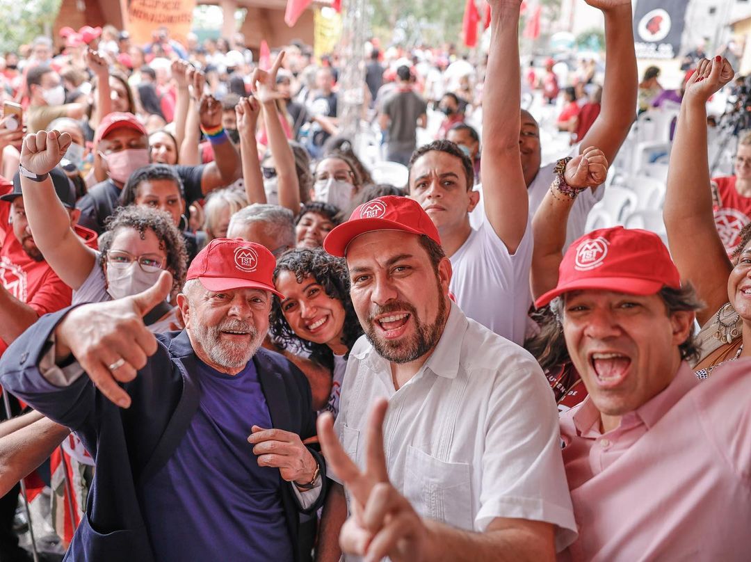 Lula alongside Guilherme Boulos and Fernando Haddad during a visit to condominiums built by the MTST with funds from the 