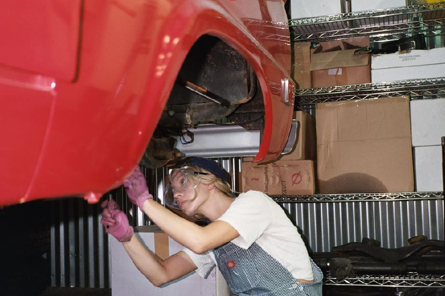 Sydney Sweeney trabalhando em seu Ford Bronco