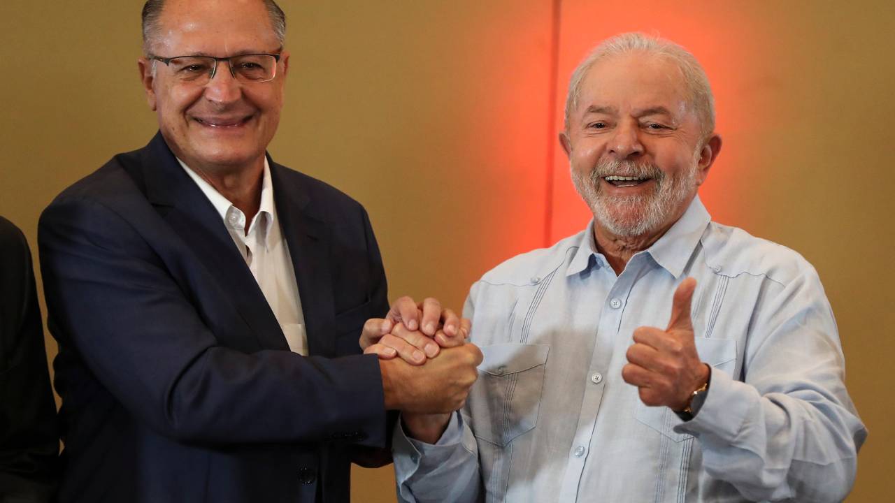 BRA50. SAO PAULO (BRASIL), 08/04/2022.- El expresidente de Brasil Luiz Inácio Lula da Silva (d), del partido de los Trabajadores (PT) posa junto al exgobernador de Sao Paulo Geraldo Alckmin (i), del partido Socialista Brasileño (PSB) hoy, 8 de abril de 2022, durante una reunión en Sao Paulo (Brasil). El Partido Socialista Brasileño (PSB) propone oficialmente a Alckmin como compañero de Lula para las elecciones presidenciales de octubre. EFE/ Sebastião Moreira