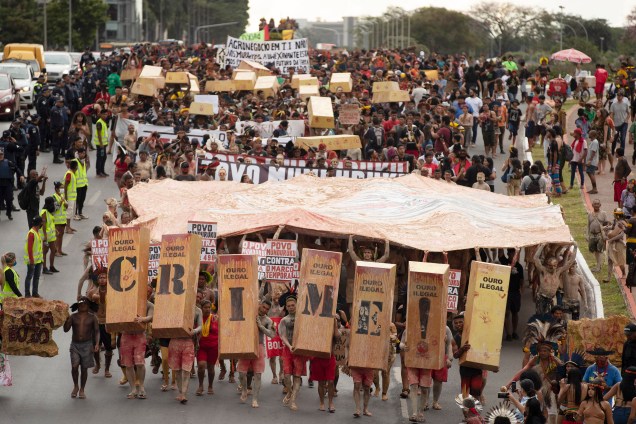 Centenas de indígenas de várias cidades se reuniram no Acampamento Terra Livre (ATL), protestando durante um ato chamado "Ouro de Sangue" contra o aumento da mineração em territórios indígenas, em Brasília, no dia 11 de abril. -