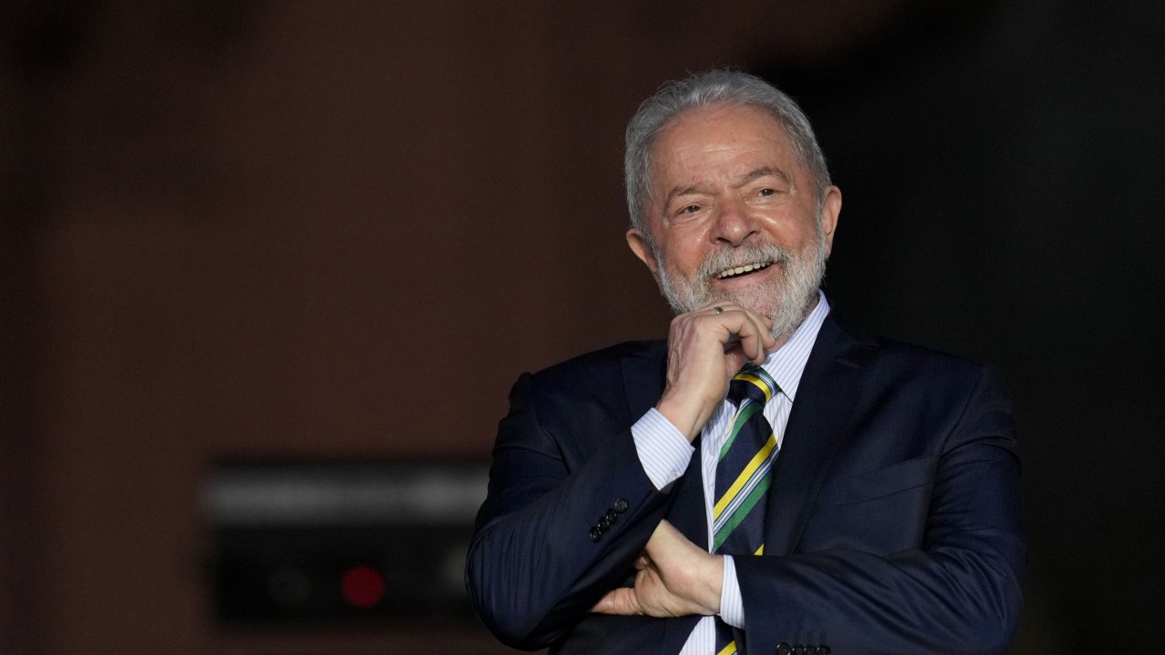 Former Brazilian President Luiz Inacio Lula da Silva smiles at an event celebrating the 38th anniversary of democracy's return to the country in Buenos Aires, Argentina, Friday, Dec. 10, 2021.FOTO-AP