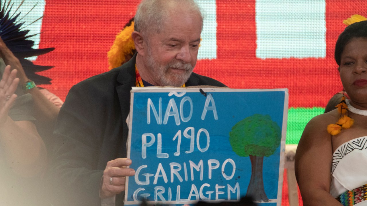 AME737. BRASILIA (BRASIL), 12/04/2022.- El expresidente brasileño Luiz Inácio Lula da Silva, favorito para las elecciones de octubre próximo, participa en un encuentro con miles de indígenas, a los que instó a participar en la elaboración de su plan de Gobierno, en Brasilia (Brasil). "Estoy dispuesto a volver a gobernar este país" y, "si eso llega a pasar, ustedes van a tener que participar de la elaboración del programa de Gobierno", declaró Lula ante miles de indígenas que le aclamaron como "presidente". EFE/ Joédson Alves