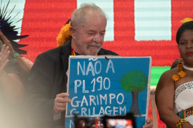 O ex-presidente Luiz Inácio Lula da Silva, participa de uma reunião com milhares de indígenas, a quem pediu que participem da elaboração de seu plano de governo , em Brasília, -