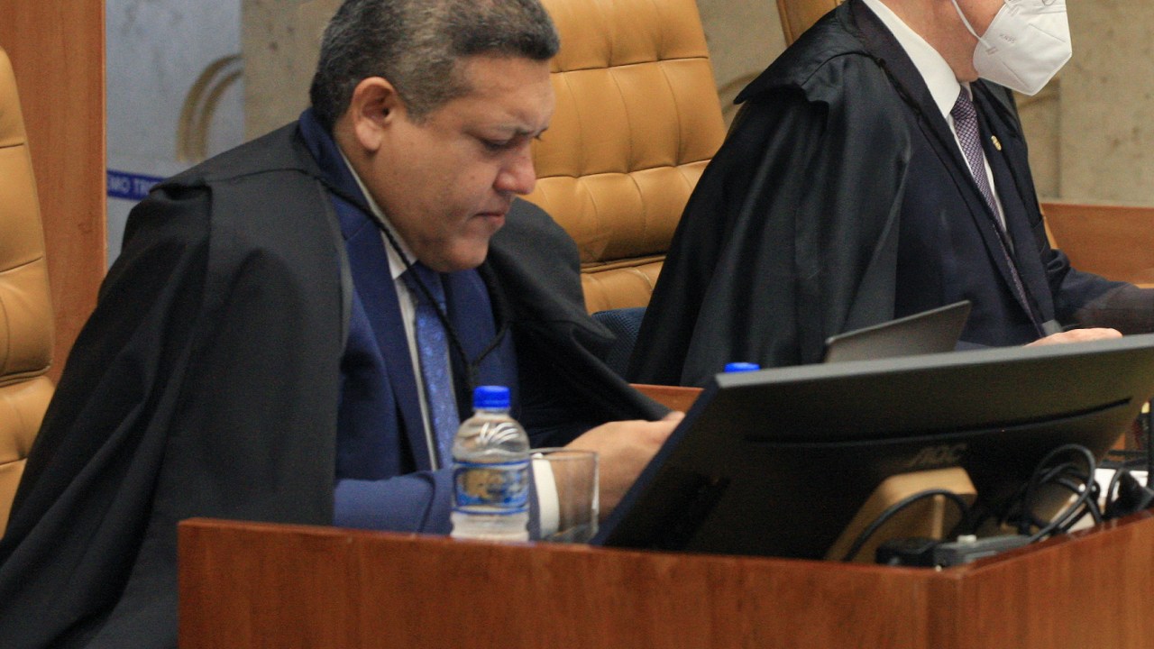 Ministro Nunes Marques durante sessão que julga o caso de Daniel Silveira no STF -