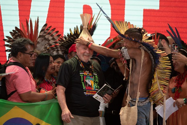O ex-presidente Luiz Inácio Lula da Silva, participa de uma reunião com milhares de indígenas, a quem pediu que participem da elaboração de seu plano de governo , em Brasília. -
