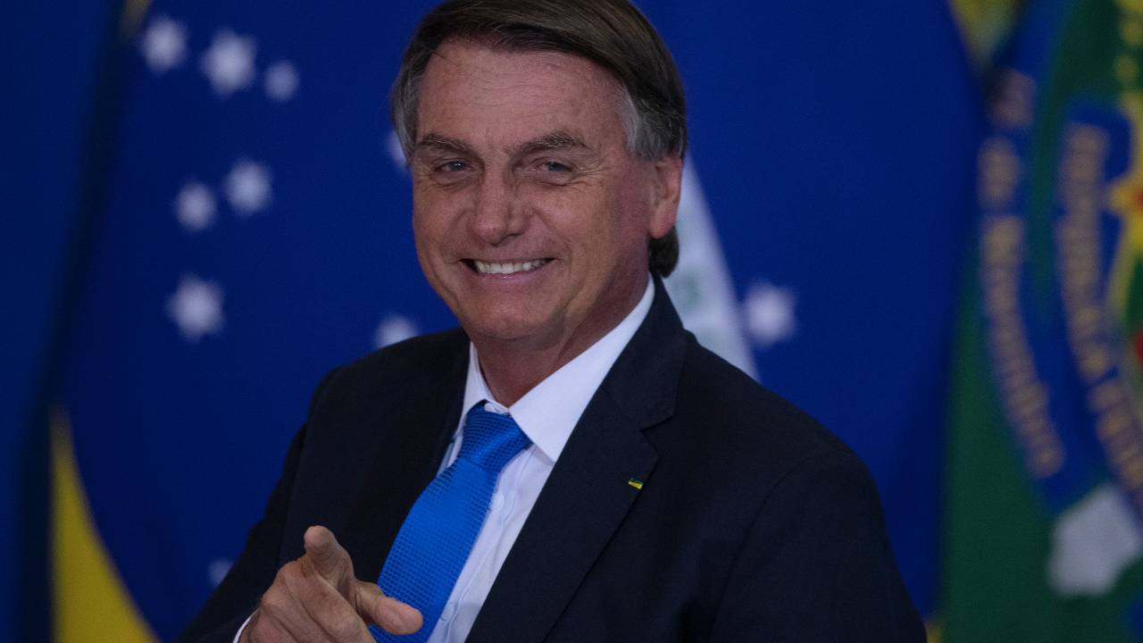 BRA102. BRASILIA (BRASIL), 13/04/2022. - El presidente de Brasil, Jair Bolsonaro, participa en el lanzamiento del certificado de Crédito para el Reciclaje+ y el Plan Nacional de Residuos Sólidos, en el Palacio de Planalto, en Brasilia (Brasil). EFE/ Joédson Alves