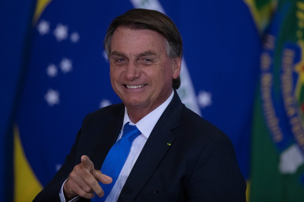BRA102. BRASILIA (BRASIL), 13/04/2022. - El presidente de Brasil, Jair Bolsonaro, participa en el lanzamiento del certificado de Crédito para el Reciclaje+ y el Plan Nacional de Residuos Sólidos, en el Palacio de Planalto, en Brasilia (Brasil). EFE/ Joédson Alves