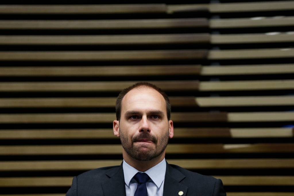 Eduardo Bolsonaro republica enquete sobre se ele deve se exilar nos EUA