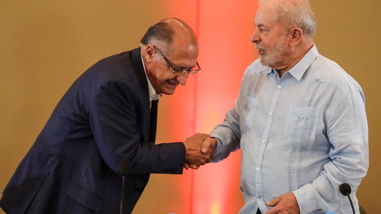 BRA50. SAO PAULO (BRASIL), 08/04/2022.- El expresidente de Brasil Luiz Inácio Lula da Silva (d), del partido de los Trabajadores (PT) saluda al exgobernador de Sao Paulo Geraldo Alckmin (i), del partido Socialista Brasileño (PSB) hoy, 8 de abril de 2022, durante una reunión en Sao Paulo (Brasil). El Partido Socialista Brasileño (PSB) propone oficialmente a Alckmin como compañero de Lula para las elecciones presidenciales de octubre. EFE/ Sebastião Moreira