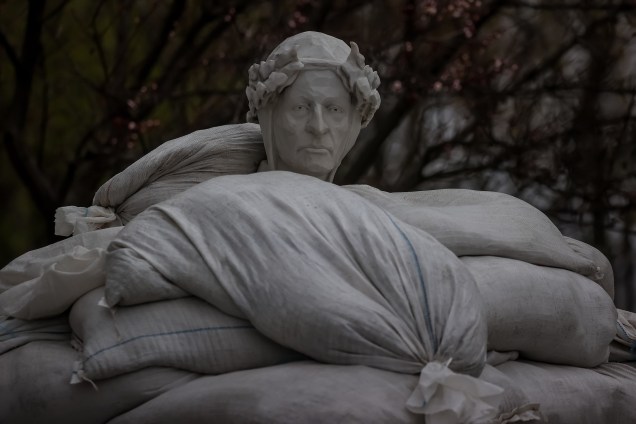 Escultura de Dante Alighieri coberta com sacos de areia para protegê-la de possíveis ataques em kyiv, 18/04/2022. -