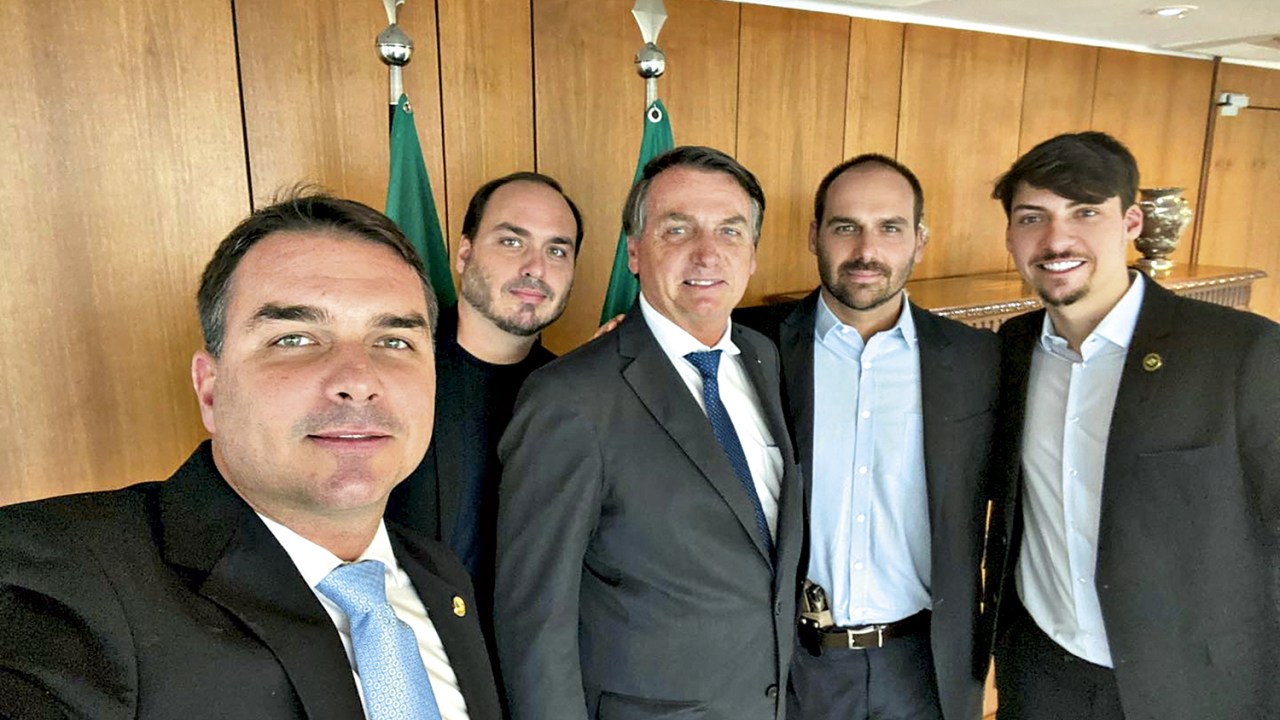 Família Bolsonaro: ativos nas redes, filhos não publicaram sobre o julgamento do pai no TSE