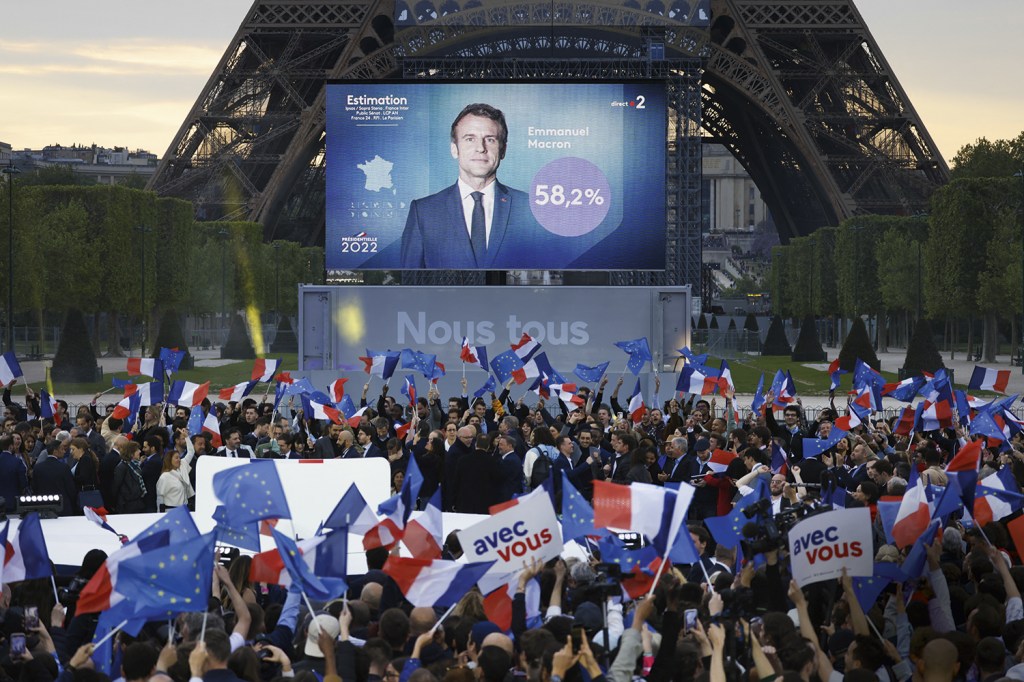 COM ELE - Apoiadores celebram a vitória de Macron: triunfo com gosto amargo -