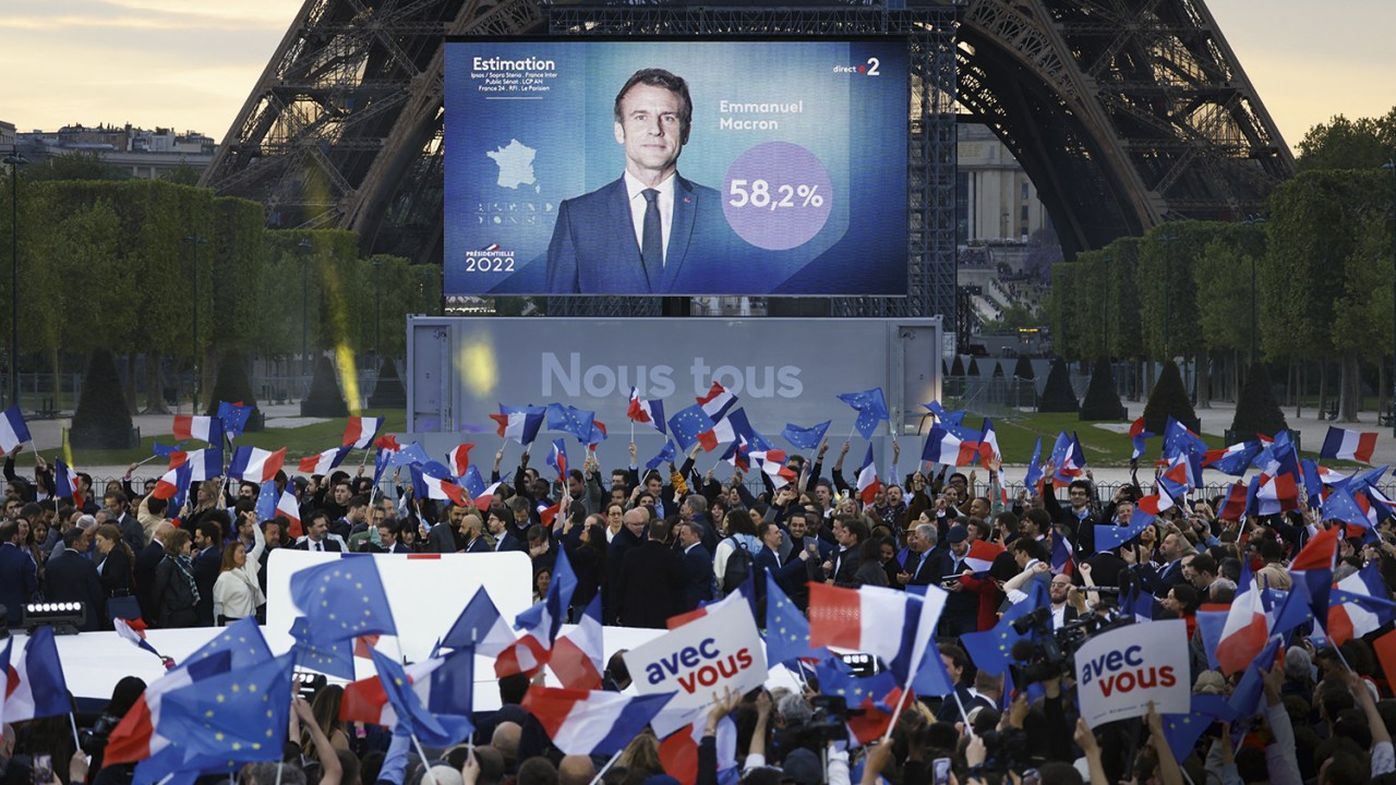 COM ELE - Apoiadores celebram a vitória de Macron: triunfo com gosto amargo -