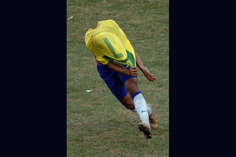 Adriano comemora seu gol, contra os rivais Argentinos, na final da Copa América de 2004 no Estádio Nacional de Lima, no Perú. 