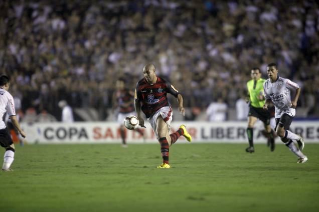 Adriano do Flamengo, recebe a marcação de Chicão do Corinthians, durante o primeiro jogo das oitavas e final, partida válida pela Copa Libertadores da América de 2010, no estádio do Maracanã. Adriano do Flamengo, recebe a marcação de Chicão do Corinthians, durante o primeiro jogo das oitavas e final, partida válida pela Copa Libertadores da América de 2010, no estádio do Maracanã.