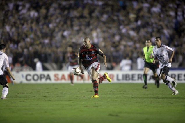 Adriano do Flamengo, recebe a marcação de Chicão do Corinthians, durante o primeiro jogo das oitavas e final, partida válida pela Copa Libertadores da América de 2010, no estádio do Maracanã.