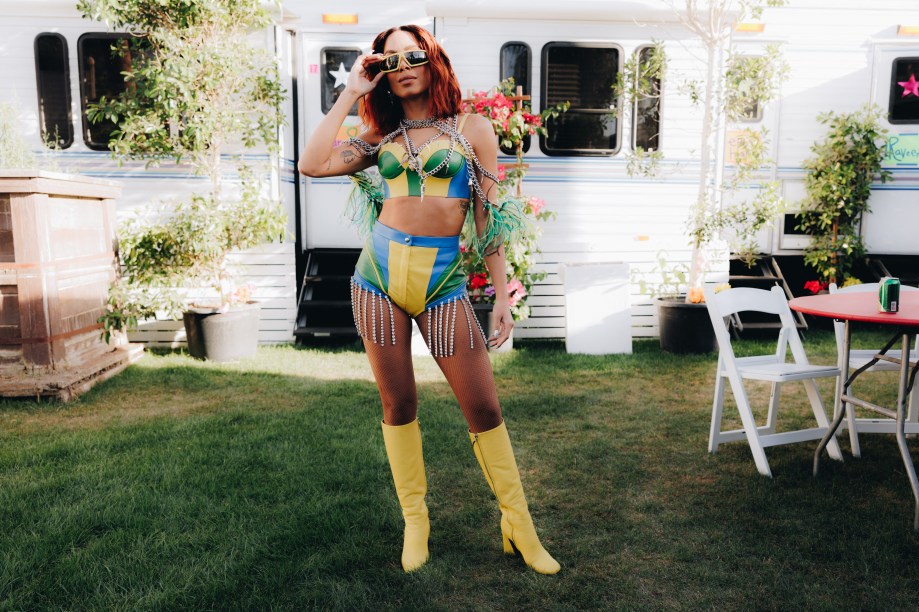 Índio, Califórnia: Anitta posa nos bastidores durante o Festival de Música e Artes Coachella Valley 2022 em 15 de abril de 2022.