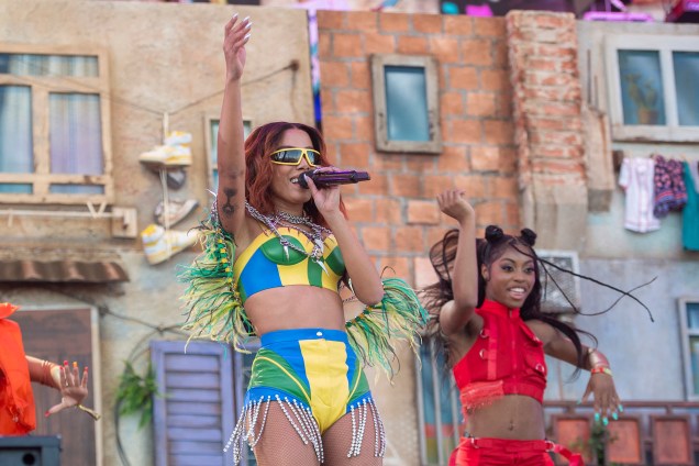 A cantora brasileira Anitta se apresenta no palco durante o Coachella Valley Music and Arts Festival em Indio, Califórnia, em 15 de abril de 2022.