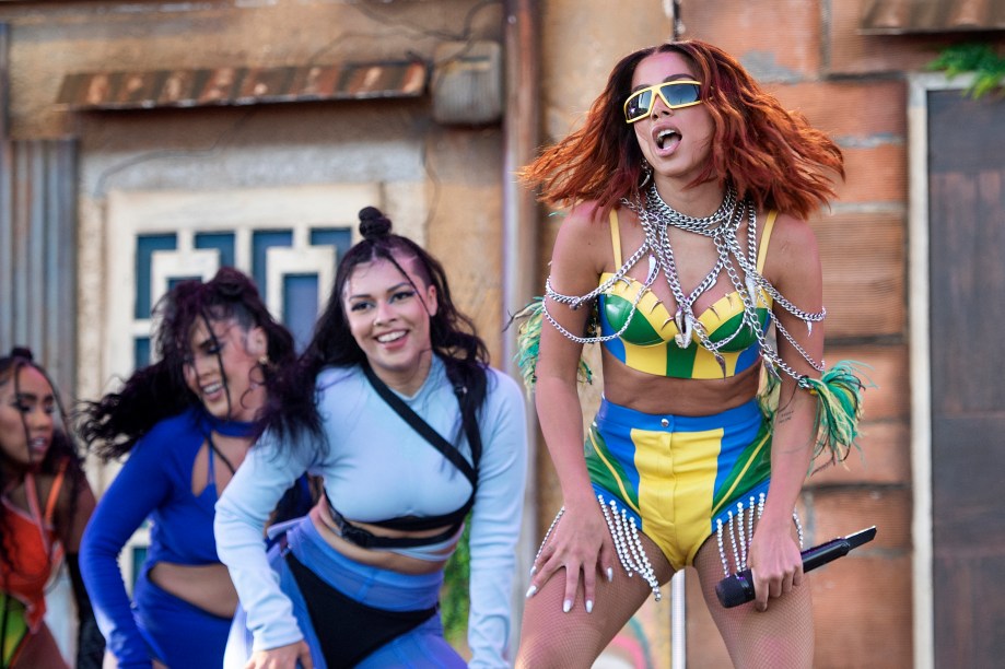 A cantora brasileira Anitta se apresenta no palco durante o Coachella Valley Music and Arts Festival em Indio, Califórnia, em 15 de abril de 2022.