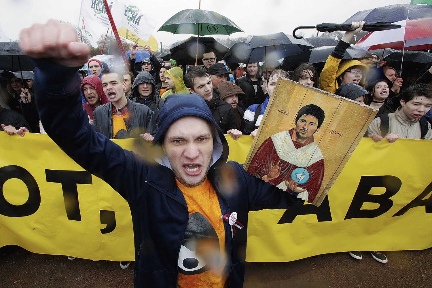 NA RÚSSIA - Ato pró-Telegram: manifestante exibe foto de Pavel Durov, criador do aplicativo -