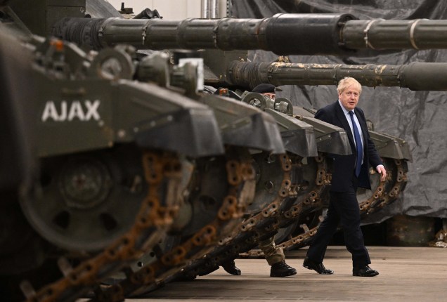 O primeiro-ministro britânico Boris Johnson, se encontra com as tropas da OTAN. Armamentos que destinados ao o conflito entre russos e ucranianos.
