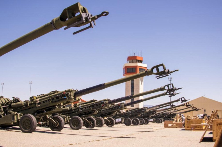 Base Aérea de March, Califórnia, EUA, armamentos destinados para a Ucrânia em 21 de Abril