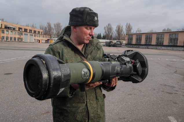 Luhansk-Ucrânia- Um militar da República Popular de Luhansk (LPR) na Ucrânia, mostra arma leve antitanque da NLAW de fabricação Anglo-sueca.