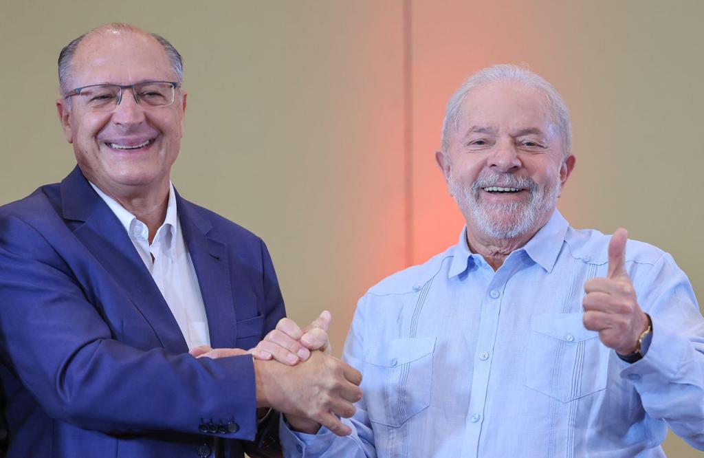 O ex-governador Geraldo Alckmin (PSB) e o ex-presidente Lula anunciam intenção de formarem uma chapa