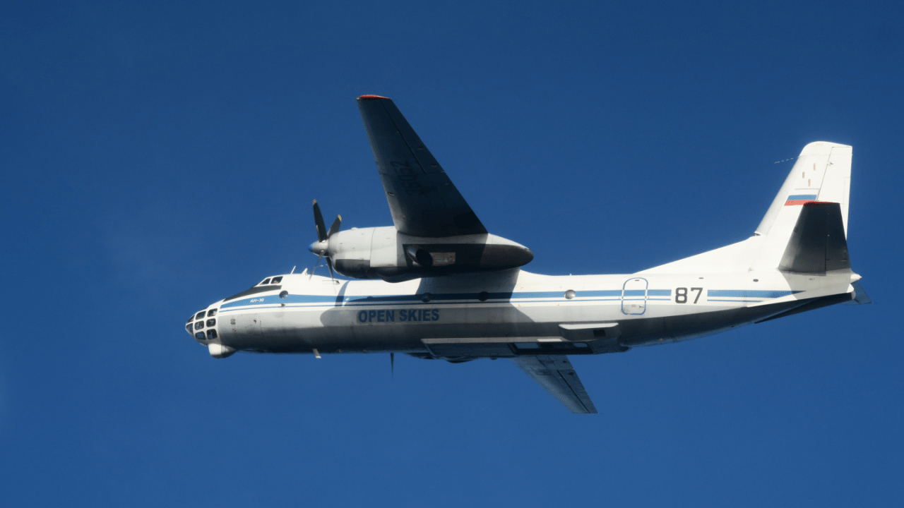 Avião a hélice militar russo, do tipo AN-30, foi fotografado pelas Forças Armadas da Suécia