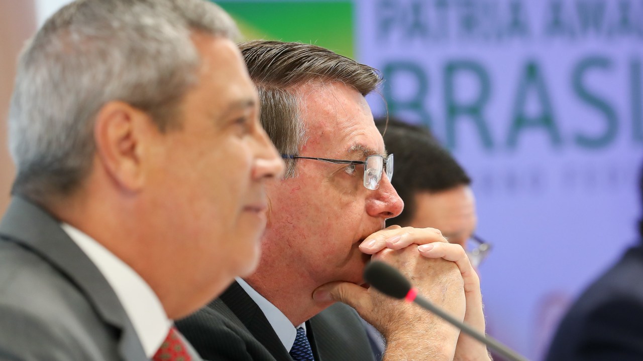 O ex-ministro da Defesa Walter Braga Netto e o presidente Jair Bolsonaro (PL)