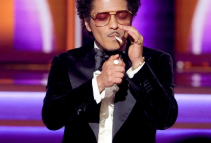 Bruno Mars: o cantor acendeu um cigarro no palco para comemorar os três troféus no Grammy 2022