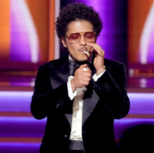 Bruno Mars: o cantor acendeu um cigarro no palco para comemorar os três troféus no Grammy 2022