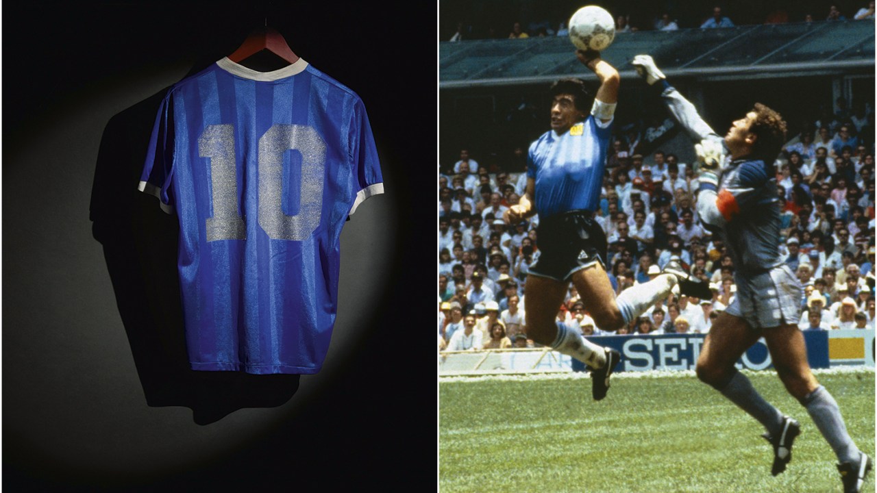 RELÍQUIA - A peça que vai a leilão e o gol de Maradona: ela pode não ter sido usada pelo craque no lance memorável -