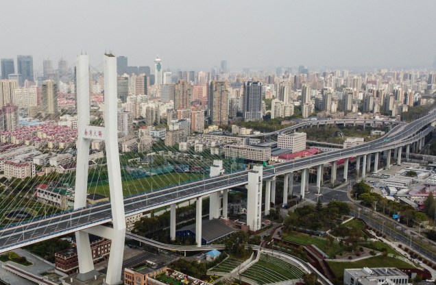 Vista aérea da ponte Nampu, sobre o rio Huangpu, em Xangai, mostra a cidade vazia, em virtude do regime de lockdown, imposto pelo governo <em>chinês.</em>